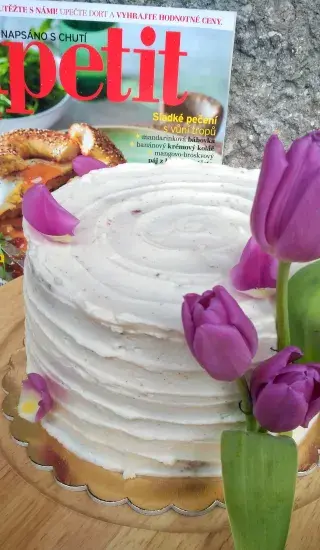 Svěží vanilkovo-ovocný dort s coulis z borůvek a malin