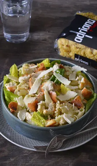 Caesar salát s těstovinami creste di gallo