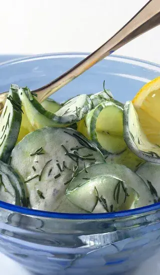 Okurkový salát se zakysanou smetanou a koprem