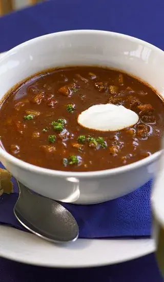 Gulášová polévka z mletého masa