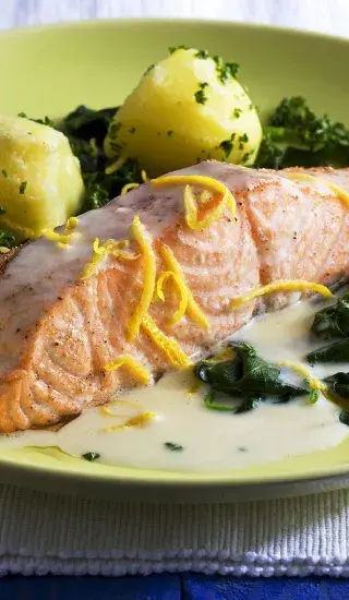 Grilovaný losos s kadeřávkem a omáčkou