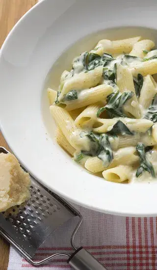 Těstoviny se smetanou, špenátem a sýrem