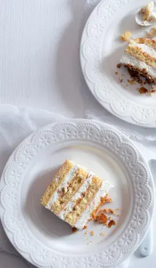 Dort se šlehačkou a mandlovým griliášem