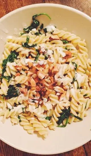 Těstoviny s nivou a bazalkou