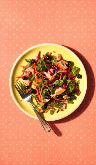 Salát z uzeného pstruha s červenou řepou