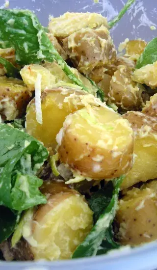 Bramborový salát se slaninou a špenátem