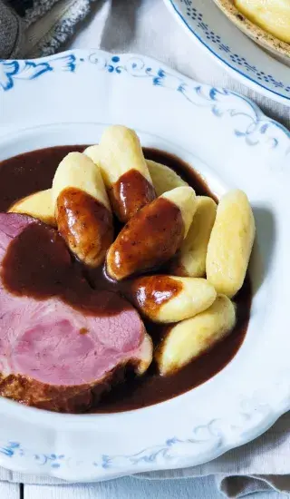 Uzené maso s povidlovou omáčkou a bramborovými šiškami