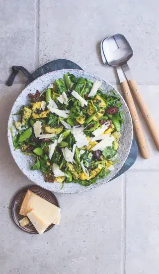 Salát se sýrovými tortellini