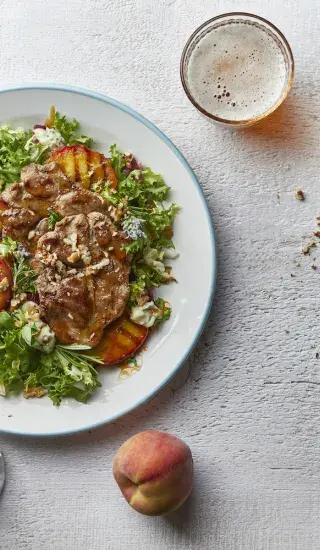 Steak z krkovice s grilovanou broskví a pivní redukcí