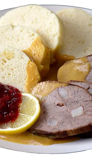 Svíčková na smetaně s brusinkovou omáčkou