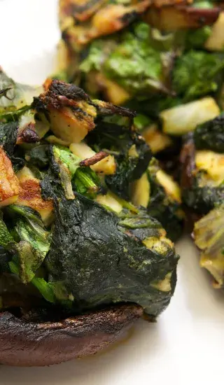 Zapékané brambory s houbami, špenátem a rajčaty