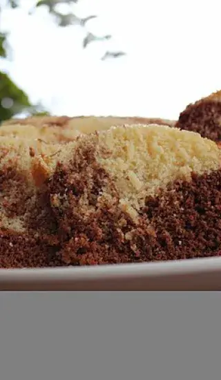 Tvarohová bábovka s ořechy, rumem a pudinkem