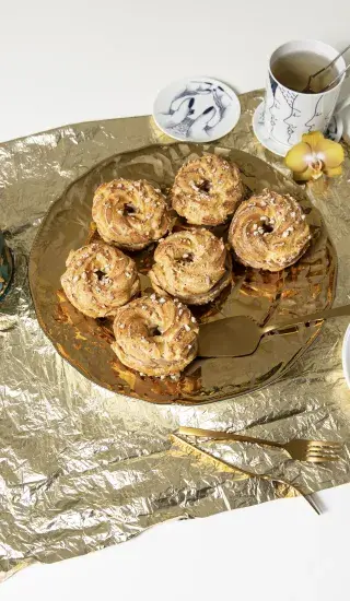 Arašídové věnečky se slaným karamelem a čokoládovou tonka ganache podle Josefa Maršálka