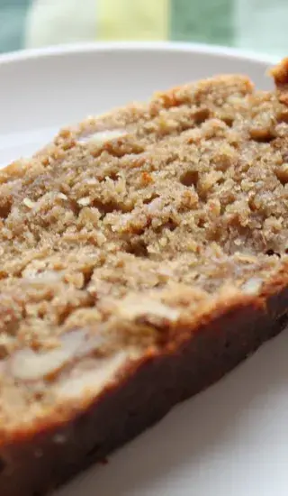 Hrnkový cuketový koláč s lískovými oříšky