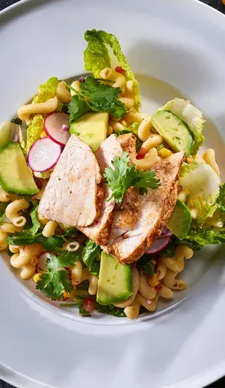  Salát s cavatappi, kuřecím masem marinovaným v chipotle, avokádem, baby gem salátem, kukuřicí, koriandrem a rajčatovo-chilli salsou