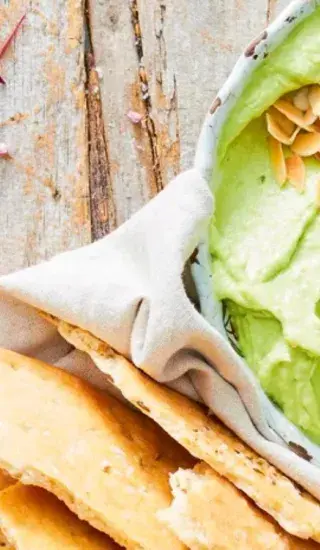 Avokádový dip s chlebovou plackou