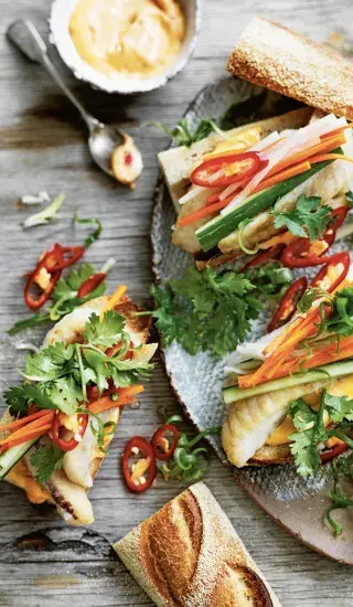 Bánh mì s treskou, nakládanou zeleninou a pikantní majonézou