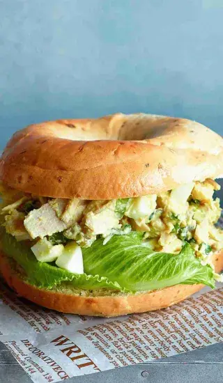 Bagel s kuřecím salátem