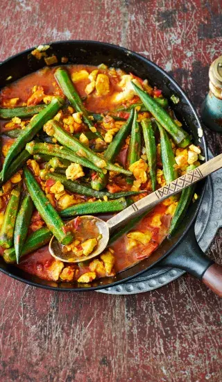 Bamia (dušená okra s rajčaty a kuřecím masem)