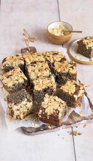 Banánový makovec s drobenkou a mandlemi