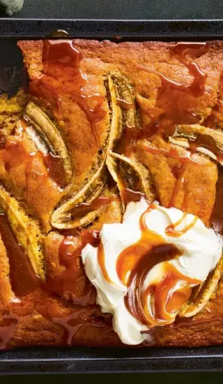 Banánový nákyp se smetanou a karamelem