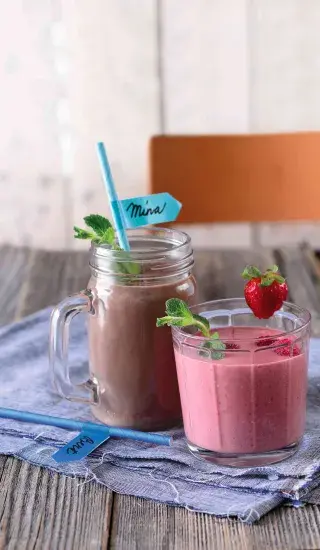 Banánovo-čokoládové mléko a malinovo-jahodový koktejl