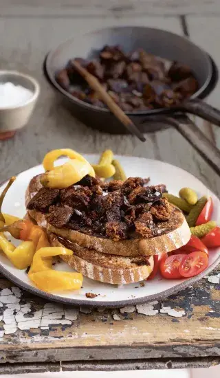 Bedlové škvarky v sádle s chlebem a nakládanou zeleninou