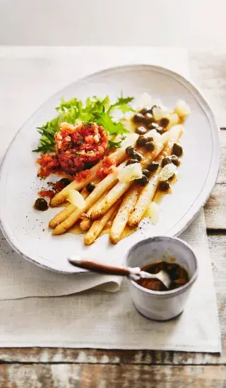 Bílý chřest s lososovým tatarákem a kaparovým máslem