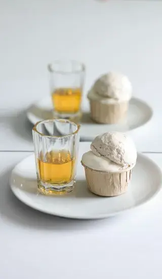 Bílkové dortíky s hnědým cukrem