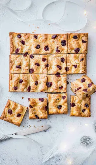 Blondies s bílou čokoládou a brusinkami, mramorované krémovým sýrem