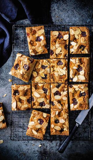 Blondies s třešněmi a mandlemi