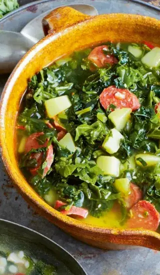 Bramborová polévka s kadeřávkem a chorizem