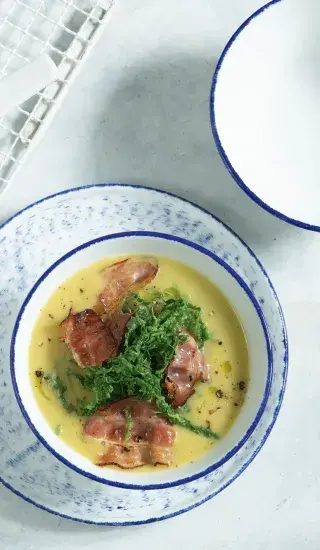 Bramborová polévka s kapustou a slaninou