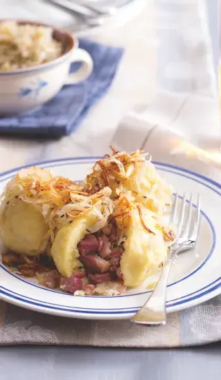 Bramborové knedlíky plněné uzeným masem