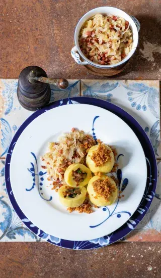 Bramborové knedlíky se škvarky a zelím