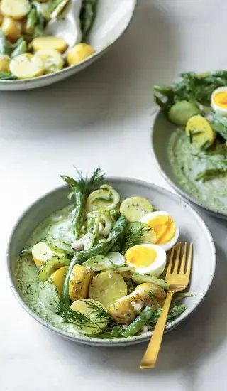 Bramborový salát s vejcem, okurkou a fazolkami