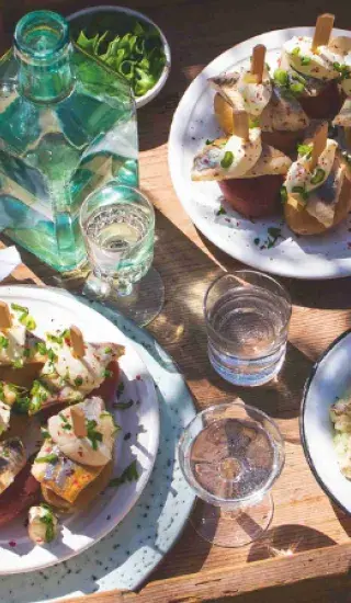 Bramborové jednohubky s nakládaným sleděm