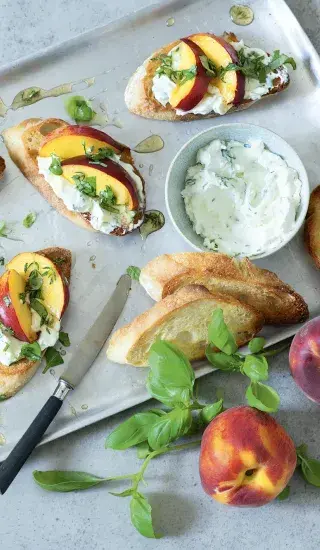 Bruschetta s marinovanými broskvemi