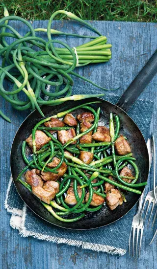 Bůčková pánev v čínském stylu s česnekovými výhonky