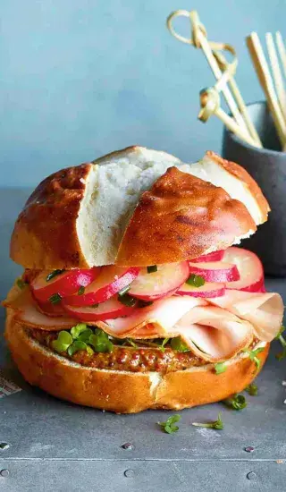 Louhovaná bulka se šunkou a rychle naloženými ředkvičkami