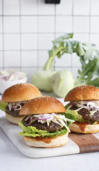 Burgery s kedlubnovým coleslawem