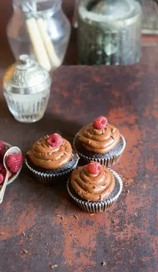 Čokoládové cupcaky s čokoládovým krémem a malinami