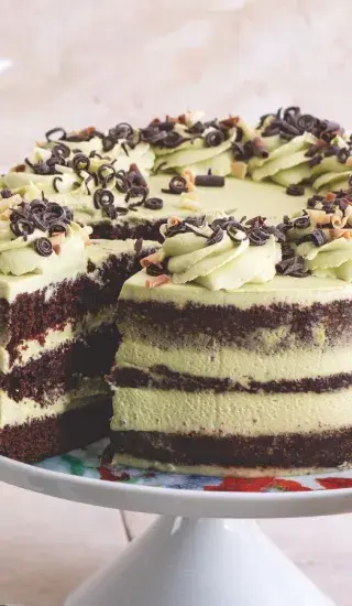 Čokoládový dort s krémem z bílé čokolády a zeleného čaje matcha