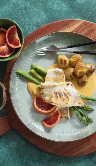 Candát s maltézskou omáčkou, zeleným chřestem a novými brambory