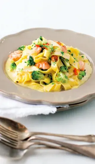 Carbonara s brokolicí a lososem