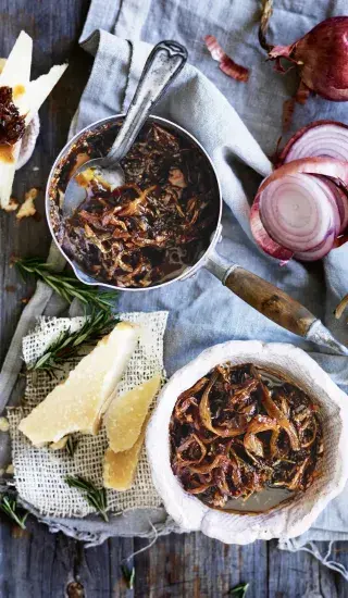 Cibulový džem s rozmarýnem a fenyklem