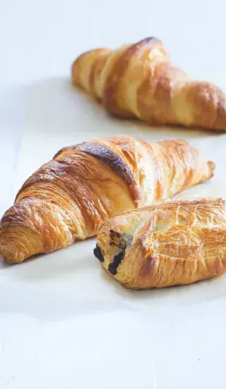 Máslové croissanty a čokoládové rolky