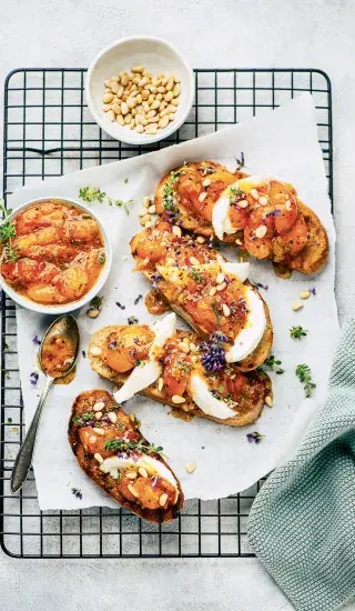 Crostini s ostrým meruňkovým čatní