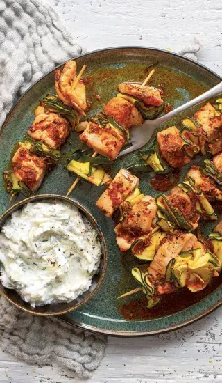 Cuketové špízy s lososem a cuketovým tzatziki