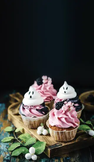 Cupcaky s ostružinami a pusinkovými ‚duchy‘